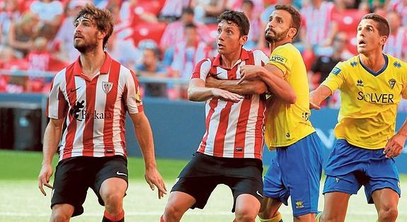 Jugadores del Bilbao Athletic y del Cádiz forcejean en la ida celebrada en San Mamés. 