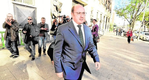 Sánchez, saliendo del Palacio de Justicia el 2 de diciembre de 2014, tras declarar en el TSJ por un caso que fue archivado. 
