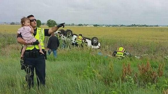 Una foto del momento de agente con la niña tomada por la testigo del accidente. 