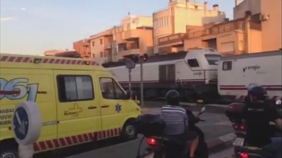 Polémica por el vídeo de una ambulancia esperando en un paso a nivel en Murcia