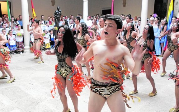 Un momento de la actuación en el Palacio de Guevara de uno de los grupos que participaron en el festival del pasado año.