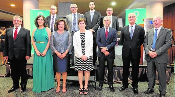Los galardonados junto a la consejera de Sanidad, Catalina Lorenzo (centro), en el acto. 