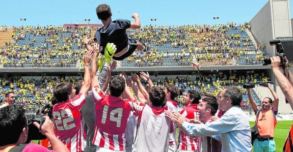 Los jugadores del Bilbao Athletic mantean a Ziganda, su entrenador. 