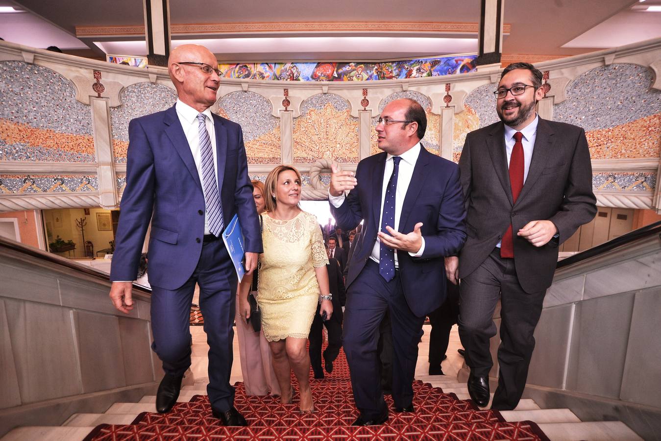 Víctor Martínez, junto a Pedro Antonio Sánchez, este lunes, a su llegada a la Asamblea Regional.