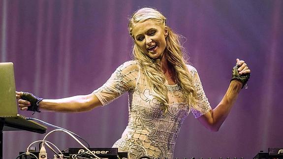 Paris Hilton haciendo de DJ en la inauguración de un centro comercial en Lumpur, Malasia. 