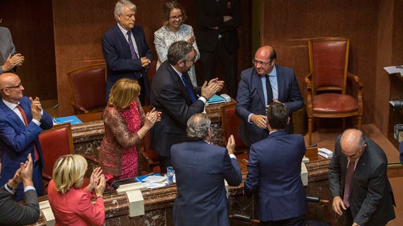 Pedro Antonio Sánchez, este martes, aplaudido por sus compañeros tras su elección como presidente de la Comunidad. 