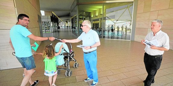 Voluntarios de Salvemos el Rosell entregan octavillas. 