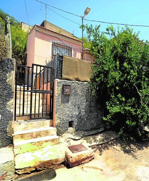 La casa de la calle San José, en El Puntal, en la que 'El Cojo' atacó a su mujer, con un cuchillo de cocina. 