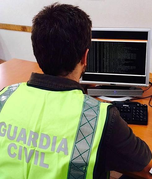 Un agente de la Benemérita, llevando a cabo labores de investigación para esclarecer el caso.