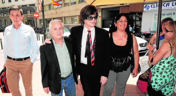 El doctor Juan Pedro García, el representante del artista, Eduardo Guervós; y Camilo Sesto, a la entrada del restaurante Los Arroces de los Nueve Pisos de Murcia, ayer.