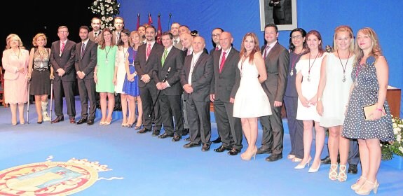 La nueva Corporación posó en una foto de familia al concluir la toma de posesión en el escenario del Teatro Guerra, tapizado de color azul.