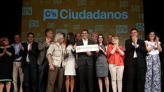 Miguel Sánchez (3i) en la presentación de la candidatura. 