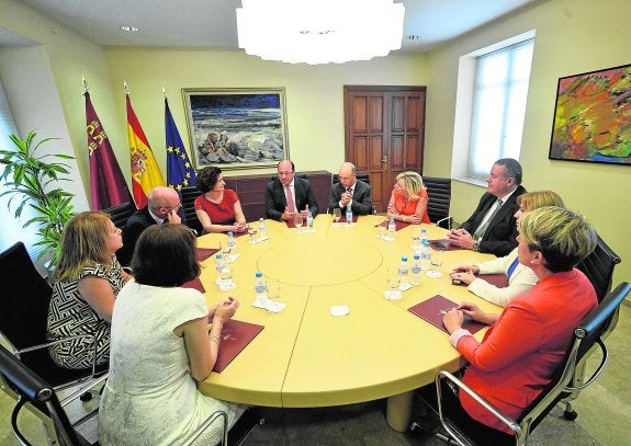 El primer consejo de Gobierno de la legislatura, celebrado al terminar la toma de posesión de los flamantes consejeros. 