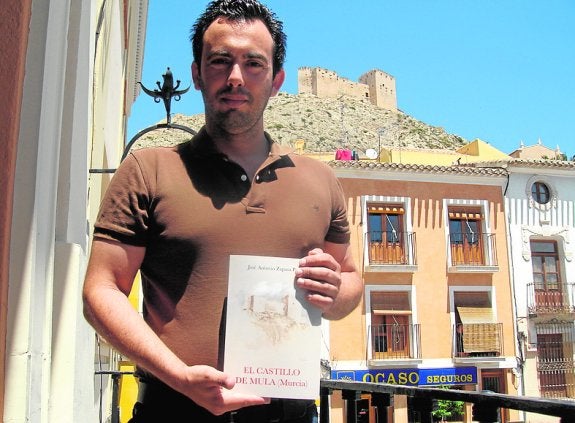 Zapata posa con su obra, con el castillo de fondo. 