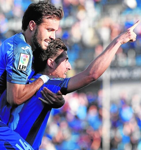 Escudero celebra un gol con Pedro León. 