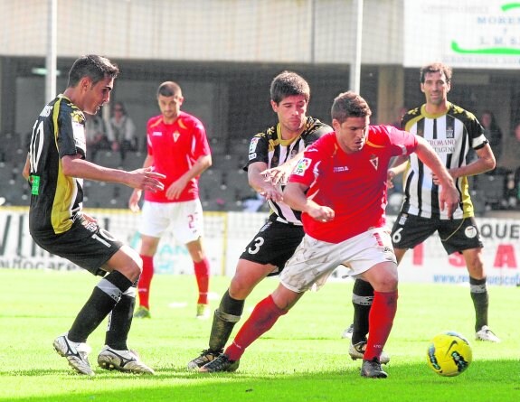 Paco Sutil maniobra ante Kijera en la última visita del Murcia al Cartagonova, en 2011.  