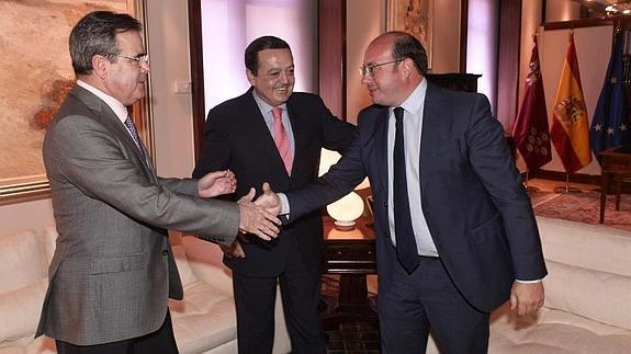 Pedro Antonio Sánchez saluda a José Rosique y José María Albarracín, directivos de Croem. 