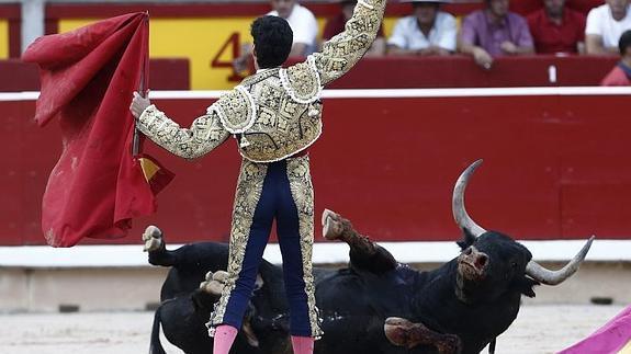 El torero Alberto López Simón durante la faena a su segundo de la tarde. 