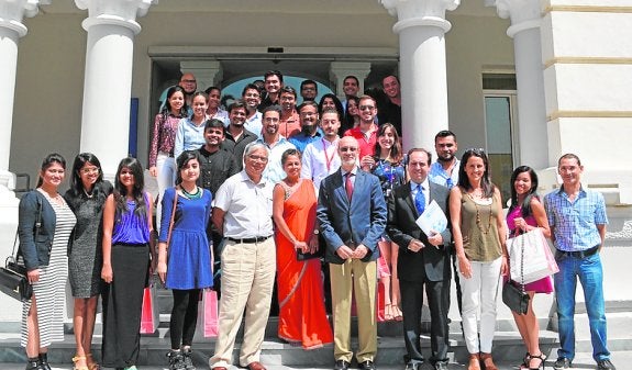 Los alumnos indios, ayer, con dirigentes de la UPCT.