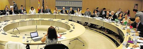 El ministro Cristóbal Montoro reunió ayer al Consejo de Política Fiscal y Financiera, el primero tras las elecciones, para marcar los techos de gastos de los tres próximos años. 