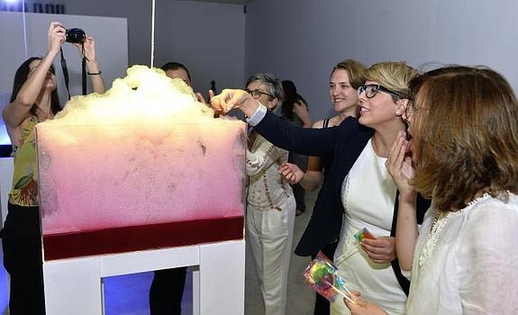 La consejera Noelia Arroyo (segunda por la derecha), este jueves, durante la presentación de la exposición.