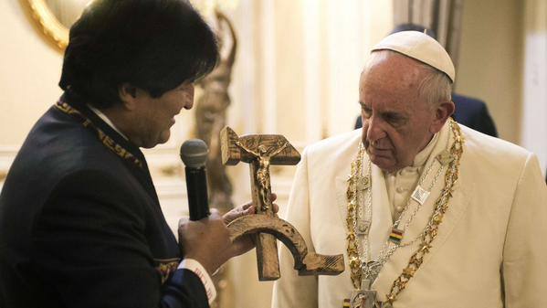El presidente boliviano, Evo Morales, entregando uno de sus obsequios al Papa Francisco. 
