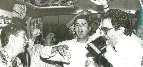 Pardo Cano celebra con Manolo el ascenso del Murcia (1985-86).