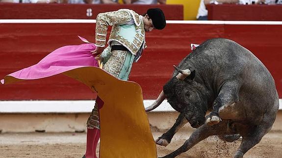 El torero Paco Ureña durante la faena a su segundo de la tarde en la séptima de abono de los Sanfermines 2015. 