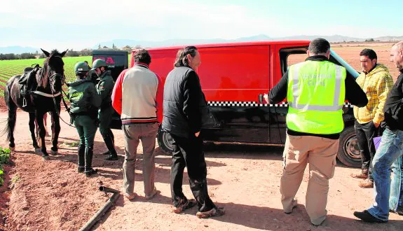 Agentes del Grupo Roca detienen una furgoneta en la que van tres individuos, en una de sus operaciones realizadas en el Campo de Cartagena. 