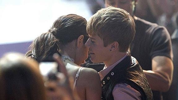 Selena Gomez y Justin Bieber en la gala de los premios Teen Choice Awards de 2011. 