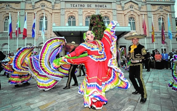 El Ballet Folclórico Vallarta Azteca, ayer, bailando en la plaza del Romea. 