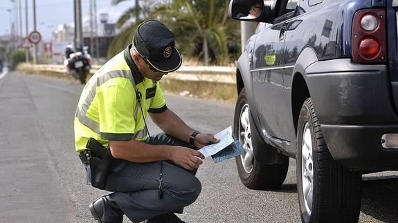 Un agente inspecciona las ruedas en la campaña de condiciones del vehículo. 