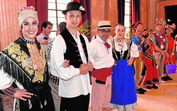 Representantes de los grupos participantes durante la recepción oficial en la Glorieta, ayer. 