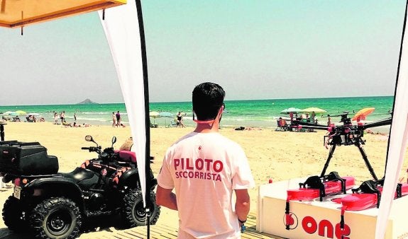 Un socorrista, con el dron a su derecha, en el puesto de Zeus.
