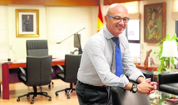 El consejero de Desarrollo Económico, Turismo y Empleo, Juan Hernández Albarracín, en su despacho ubicado en la calle San Cristóbal. 