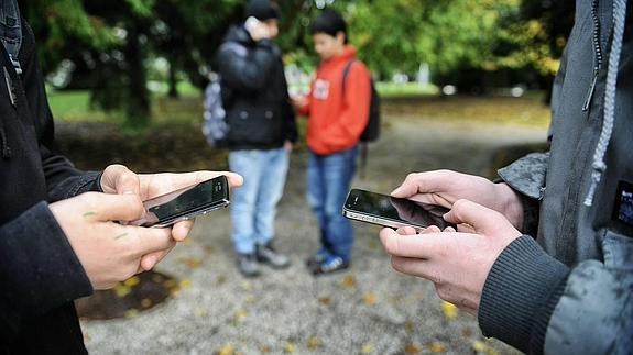 Varios adolescentes, utilizando sus 'smartphones'.