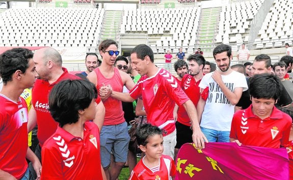 Aficionados del Murcia despiden a un emocionado Acciari, ayer, en la Nueva Condomina. El argentino estuvo acompañado de sus hijos. 