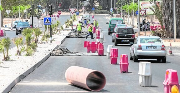 Trafico por la Avenida de Sebastián Feringán, que ayer mantenía un carril cerrado en cada sentido.