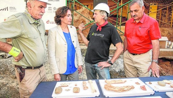 Eudald Carbonell, María Josefa García, Juan Luis Arsuaga y José María Bermúdez de Castro, ayer, en Atapuerca. 