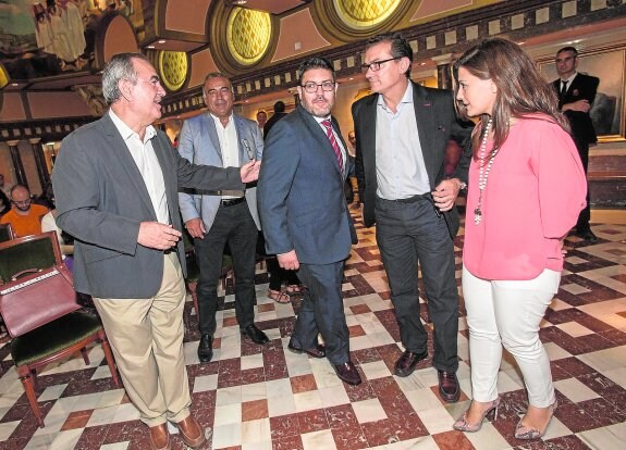 El socialista Rafael González Tovar saluda a dirigentes de Ciudadanos, entre ellos Miguel Sánchez y Miguel Garaulet. 