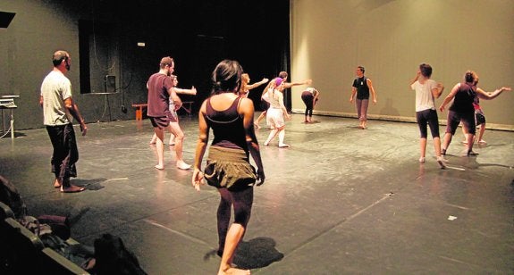 Uno de los ensayos del taller de arte dramático.