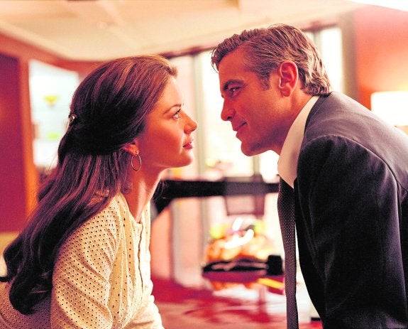 Catherine Zeta-Jones y George Clooney, en una escena de la película.