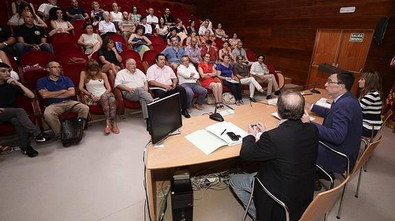 José Ballesta durante su reunión con representantes de las principales ONGs de Murcia. 