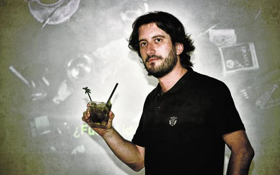 Víctor Egío, tomándose una copa en un local de Murcia. 