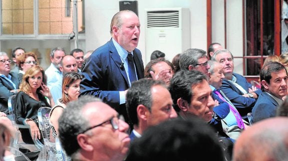 El profesor José María Gay de Liébana impartiendo ayer su conferencia en el Foro Nueva Murcia entre el público asistente. 