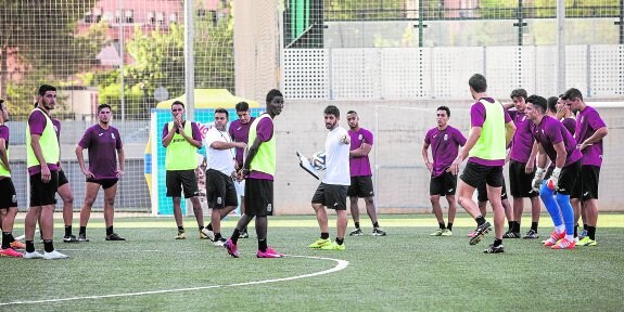 Víctor habla con sus futbolistas en uno de sus primeros entrenamientos, en la Urbanización Mediterráneo. 