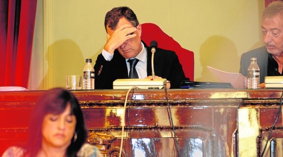 Ballesta, cabizbajo, durante el Pleno que le costó la primera derrota de su mandato. 