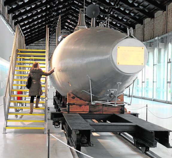 Una mujer contempla el submarino, en su actual ubicación. 