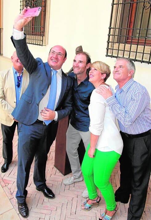 Pedro Antonio Sánchez se hace un 'selfie' con Valverde; a la izquierda, López Tortosa; y a la derecha, Noelia Arroyo y Alonso Gómez López. 