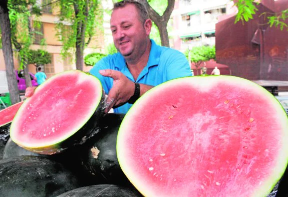 Antonio Gabriel, de Frutas 'El Toñín', de Gea y Truyols, abriendo una sandía en La Fama. 